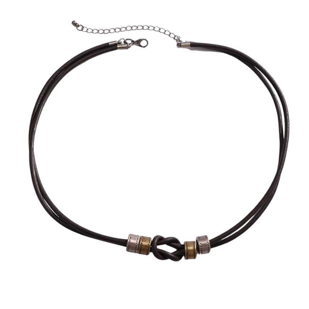 Collier cuir homme de style bohème sur fond blanc
