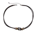 Collier cuir homme de style bohème sur fond blanc