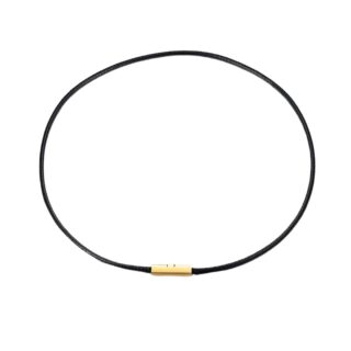 Collier cuir homme tressé et élégant sur fond blanc