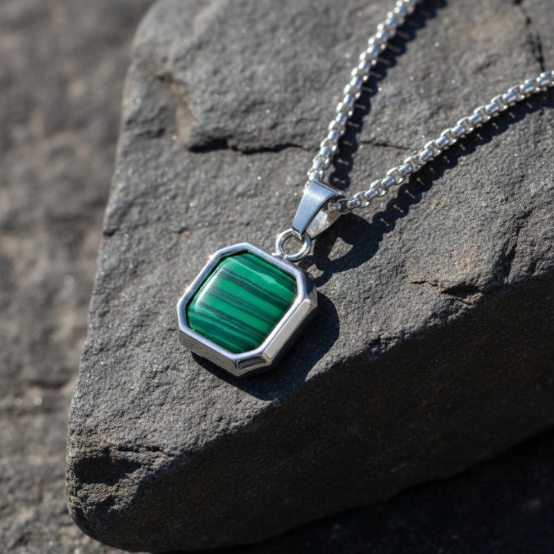 Collier pendentif homme carré pierre naturelle