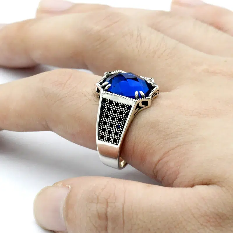 Comment associer vos bijoux pour homme à vos tenues sans en faire trop Chevaliere argent homme 925 Blue Rock, bague luxe élégante