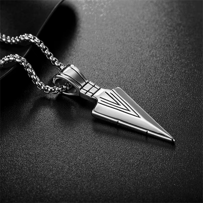 Collier pendentif homme, en forme de flèche