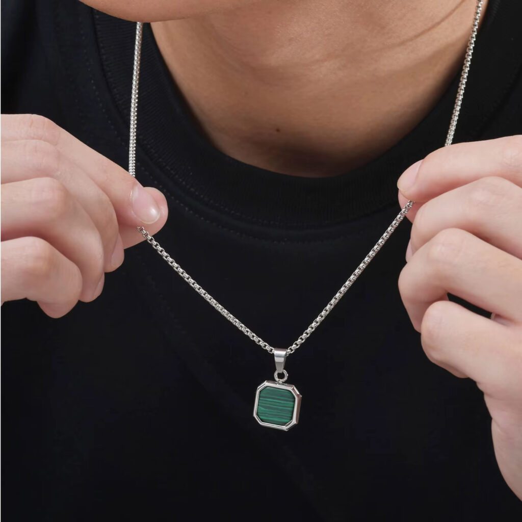 Collier pendentif homme carré pierre naturelle